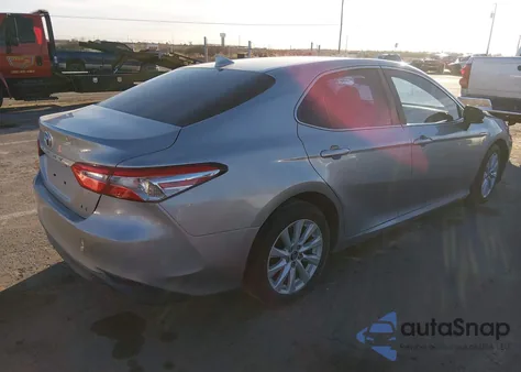 2019 Toyota Camry Le z USA, uszkodzony, nr VIN 4T1B11HK7KU256094